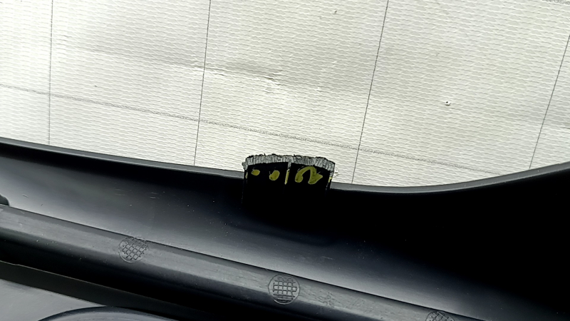 Right arch trim for Mercedes GLC 20-22 under electric door, black, without trim, dented guides, scratches, needs dry cleaning, missing fragment