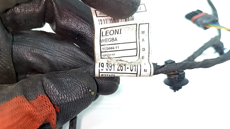 Wiring for the BMW 3 F30 17-18 PHEV charging port lock