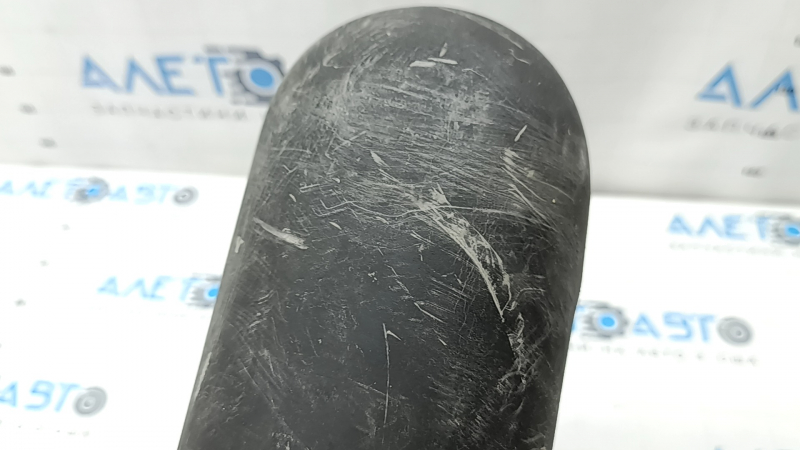 The sound insulation of the left air suspension receiver of a Volvo XC90 16-26 is worn out.