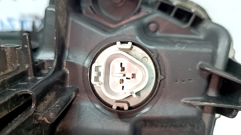 Left front headlight for Toyota Prius 50 16-18 LED, needs polishing, scratches, broken mount