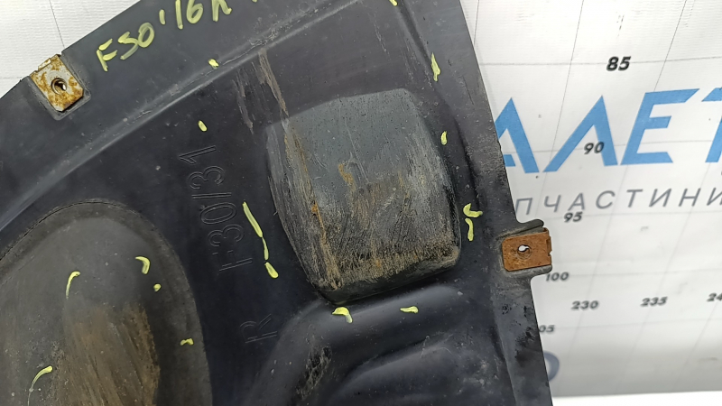 The lower part of the front right fender liner of a BMW 3 F30 12-18 is worn out.