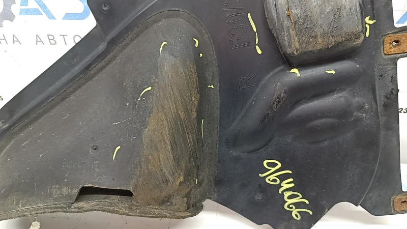 The lower part of the front right fender liner of a BMW 3 F30 12-18 is worn out.