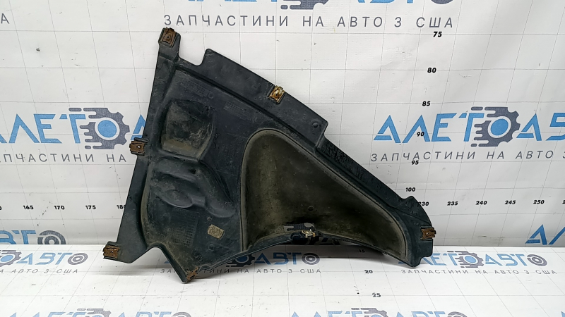 The lower part of the front right fender liner of a BMW 3 F30 12-18 is worn out.