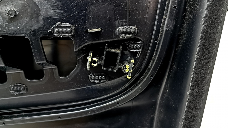Black front left door panel for Volvo XC90 16-22, armrest and insert in black nappa leather, grey stitching, Bowers and Wilkins, with handle, scratches, dented, broken fastening