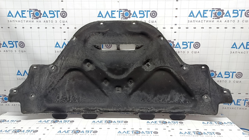 The hood insulation of a Porsche Macan 15-18 has a torn fastener.
