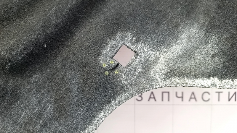 The hood insulation of a Porsche Macan 15-18 has a torn fastener.