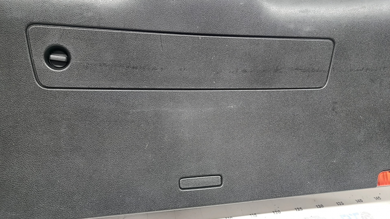 Lower tailgate trim for a Porsche Macan 15-18, black, with trim and reflectors, scratches, broken fastener