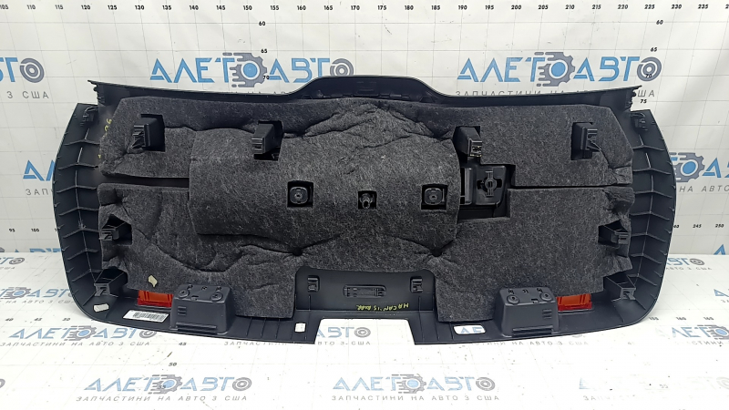 Lower tailgate trim for a Porsche Macan 15-18, black, with trim and reflectors, scratches, broken fastener
