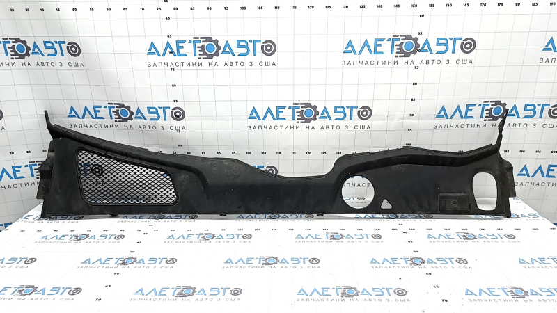 Windscreen wiper grille plastic front part Porsche Macan 15-18 broken fasteners, tears