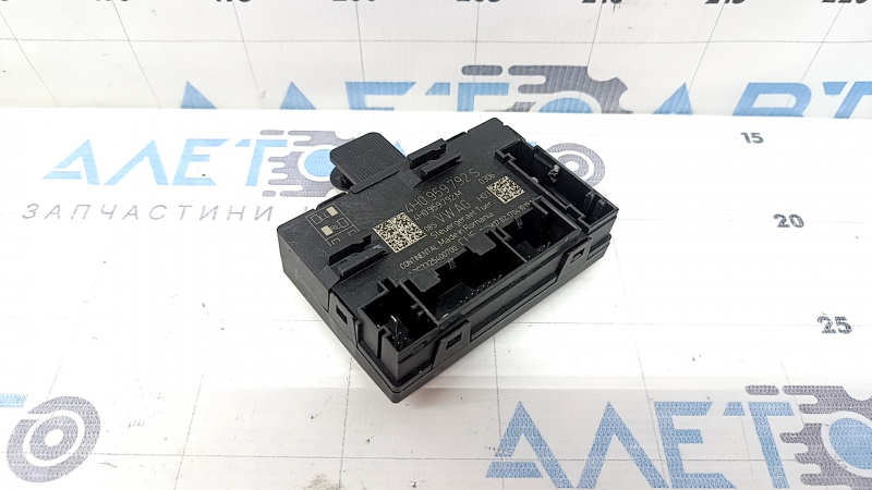 The front right door computer of the Porsche Macan 15-26 has a broken mount.