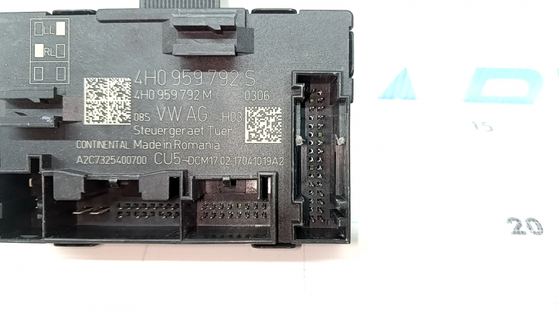The front right door computer of the Porsche Macan 15-26 has a broken mount.