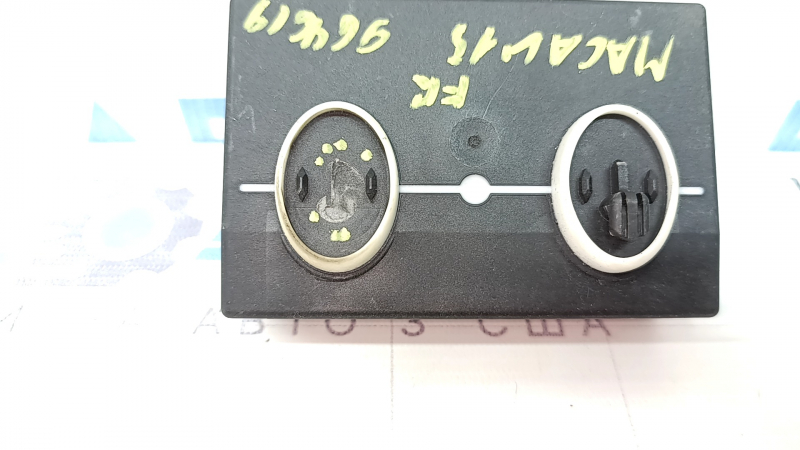 The front right door computer of the Porsche Macan 15-26 has a broken mount.