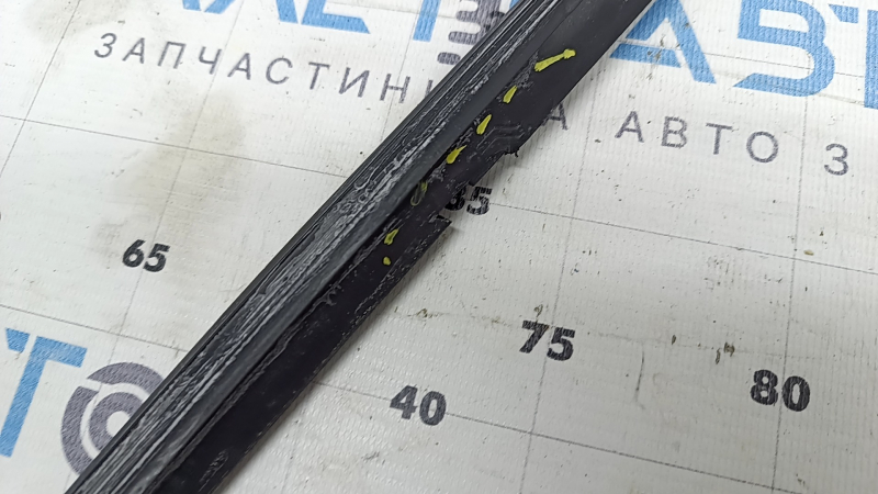 Front right window seal for Porsche Macan 15-26 with molding, matte black, torn
