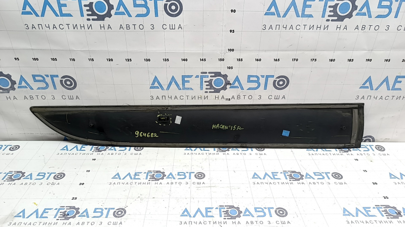 Lower front left door trim for Porsche Macan 15-21, structure, broken fastening, bumps