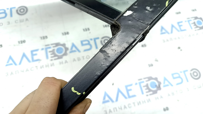 The front left triangle door glass of a Porsche Macan 15-18 has a swollen coating.