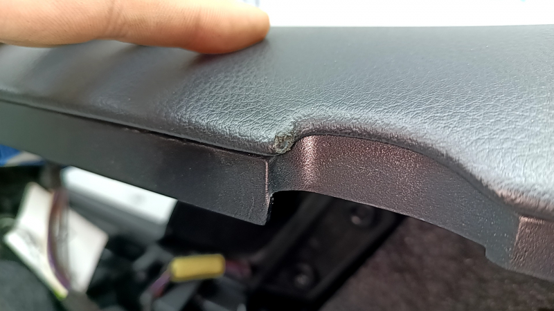 Door trim, front right card, Porsche Macan 15-26, black, Base, insert black gloss, armrest black leather, scratches on molding, tear