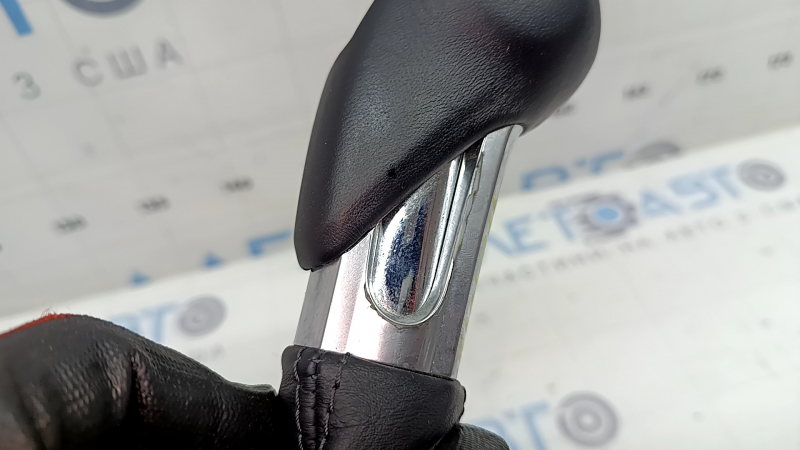 Porsche Macan 15-18 gear knob, black leather, peeling chrome, scratches