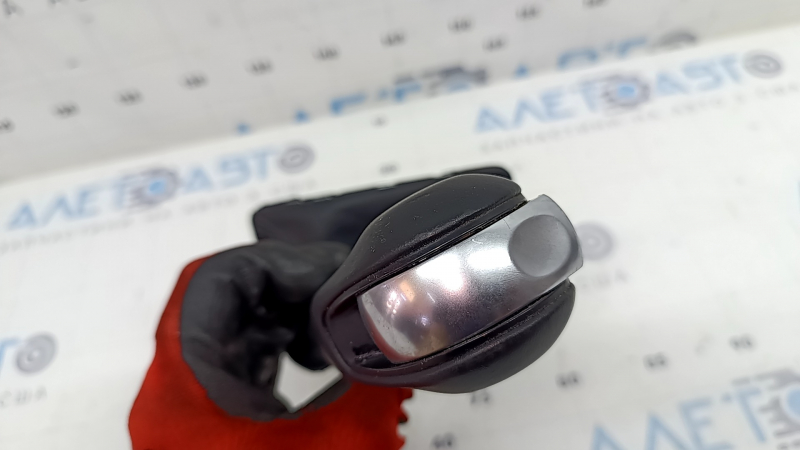 Porsche Macan 15-18 gear knob, black leather, peeling chrome, scratches