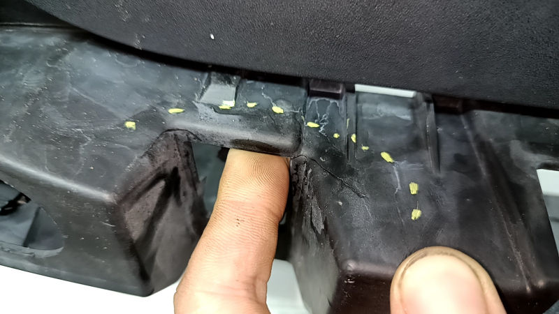 Porsche Macan 15-21 rear bumper lip structure, scratches, broken mount, scratches