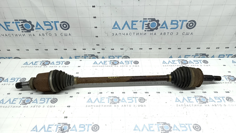 The front right half shaft of a Chevrolet Volt 16-19 is thin and rusty.