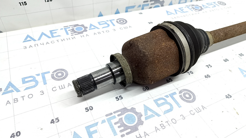 The front right half shaft of a Chevrolet Volt 16-19 is thin and rusty.