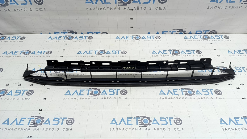 Lower grille of the front bumper of the Audi A4 B9 17-19 S-Line, a fragment is missing