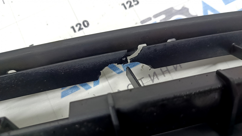 Lower grille of the front bumper of the Audi A4 B9 17-19 S-Line, a fragment is missing