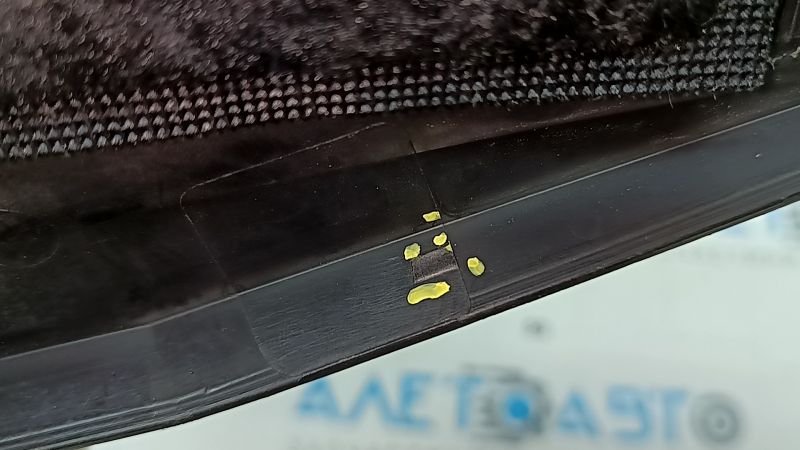 The plastic windshield wiper grille for an Audi A6 C8 19-24 has broken fasteners.