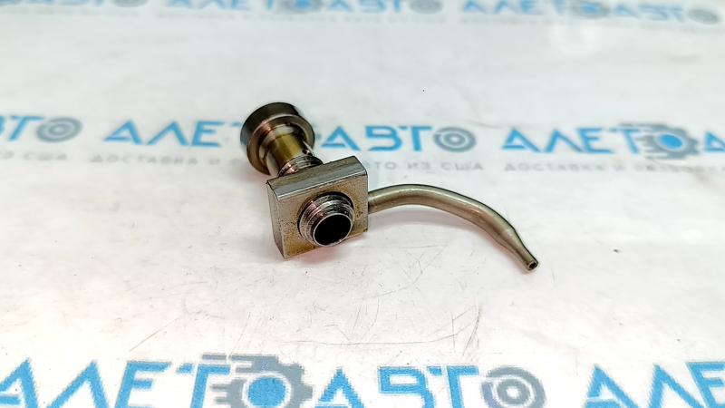 Mercedes CLA 250 14-19 engine oil injector with bolt