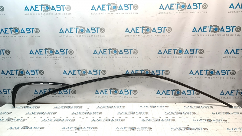 Left side body molding for BMW 3 F30 12-18 black, broken fasteners, second part peeled off, scratches, chip