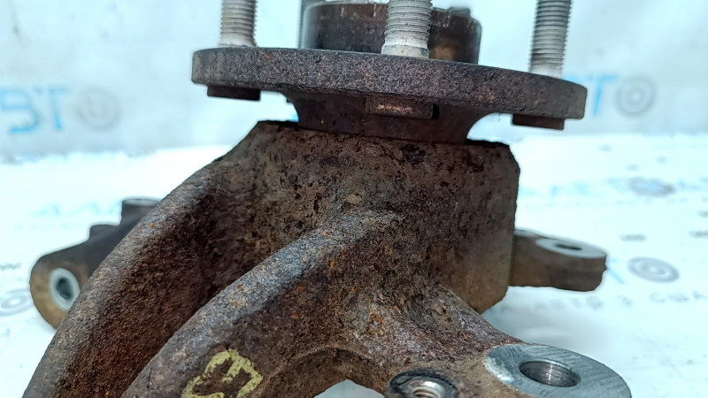 The front left axle with hub for a Ford Escape MK4 20-26 AWD is rusty; the hub needs replacing.