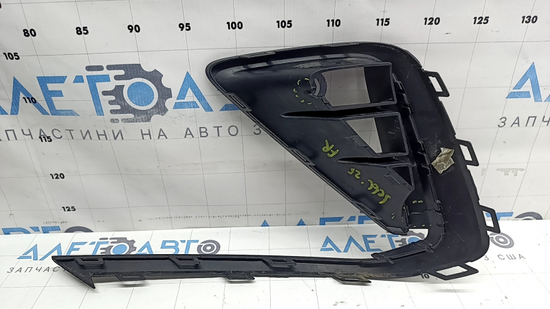 Right bumper grille for a VW Jetta 2025-2026 without fog lights, cracked, broken mount