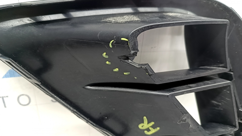 Right bumper grille for a VW Jetta 2025-2026 without fog lights, cracked, broken mount
