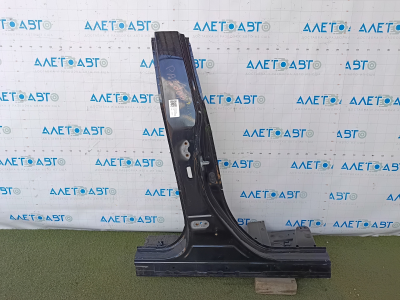 The right center pillar of a Toyota Rav4 19-21 has been cut off.