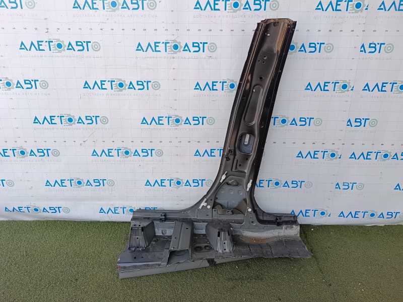 The right center pillar of a Toyota Rav4 19-21 has been cut off.