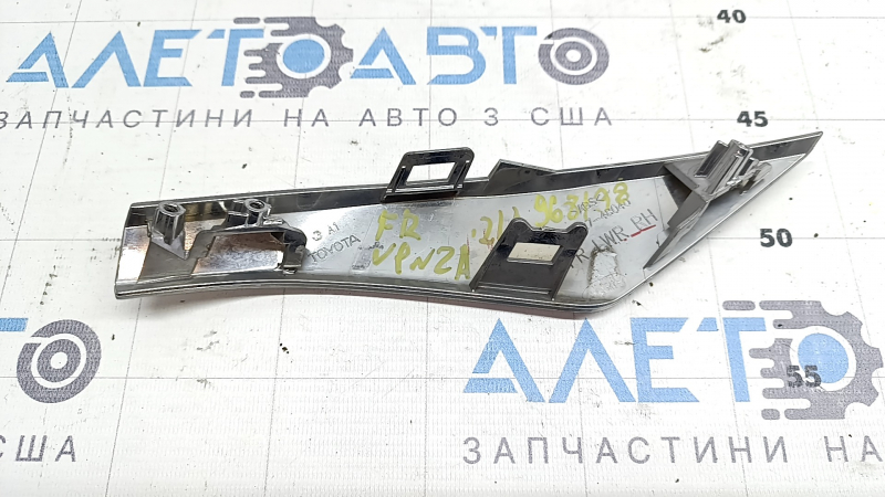 Front bumper molding, lower right, Toyota Venza 21-24, chrome, chips
