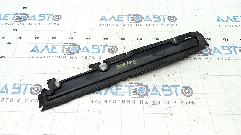 The upper radiator deflector of the Audi A6 C8 19-25 2.0T, 3.0T has a dried out seal.