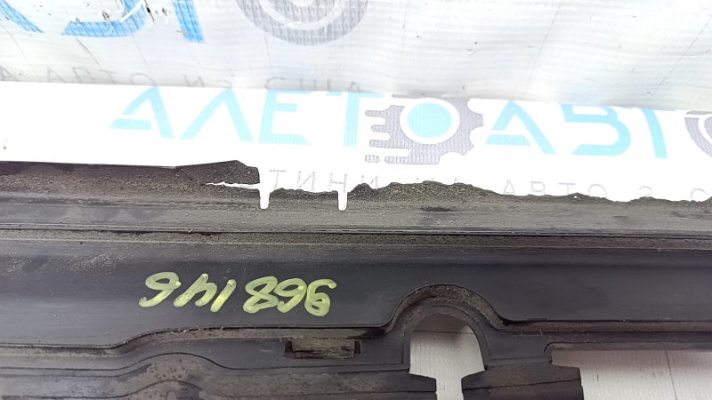 The upper radiator deflector of the Audi A6 C8 19-25 2.0T, 3.0T has a dried out seal.