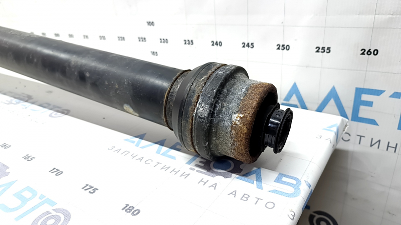 The driveshaft of the Audi A4 B9 17-25 has microcracks on the suspension, rusty