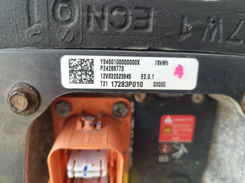 Chevrolet Volt 16-18 88kV 42.5Ah 322V battery assembly, broken bolts
