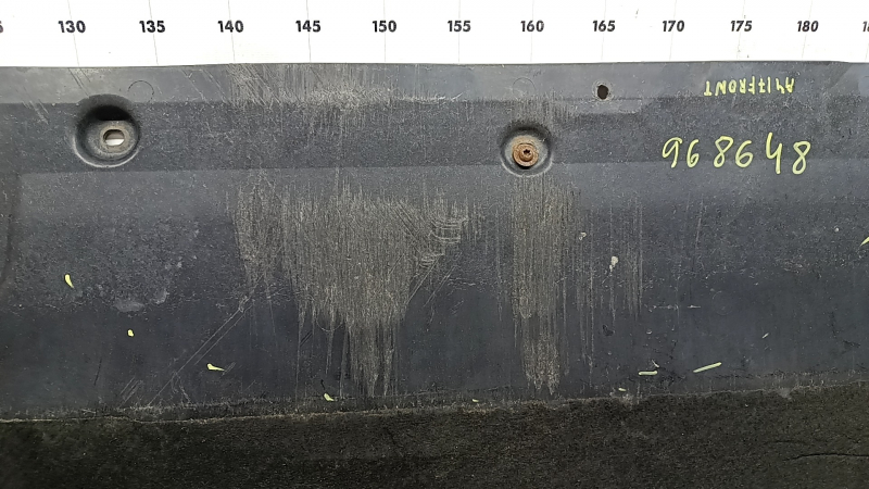 The engine guard of the Audi A4 B9 17-19 is worn and cracked.