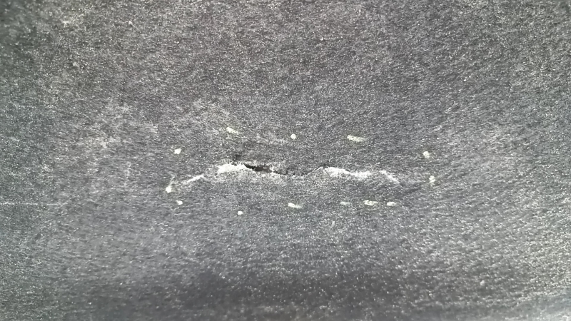 The engine guard of the Audi A4 B9 17-19 is worn and cracked.