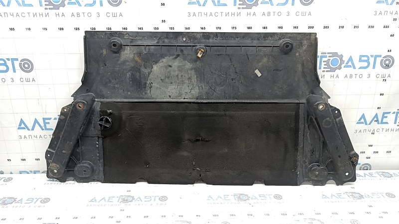 The engine guard of the Audi A4 B9 17-19 is worn and cracked.