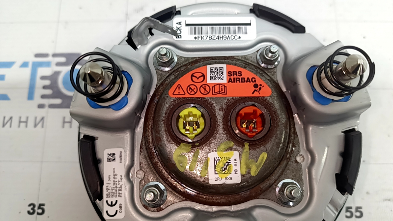 Mazda 3 19-26 black steering wheel airbag, type 1 scratches