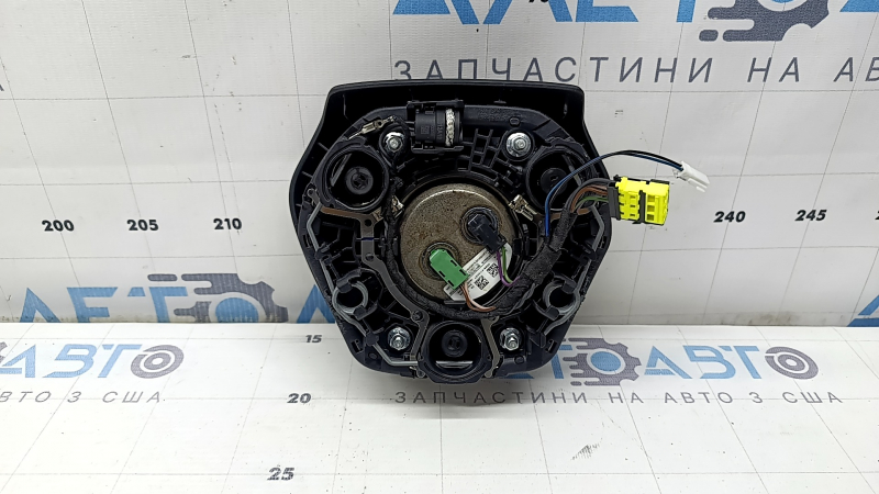 The airbag in the driver's steering wheel of the BMW 3 G20 19-26 is black and scratched.