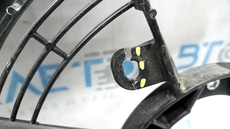 The diffuser radiator shroud is bare for Toyota Prius 50 16-22, the fasteners are broken.