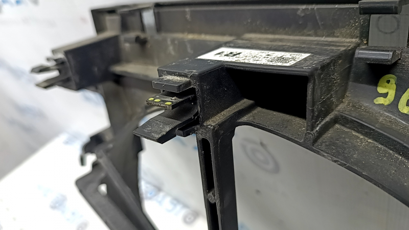 The diffuser radiator shroud is bare for Toyota Prius 50 16-22, the fasteners are broken.
