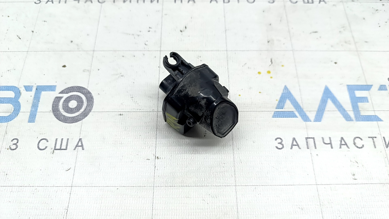 The right door sill light module of a BMW 3 G20 19-26 has a broken mount.