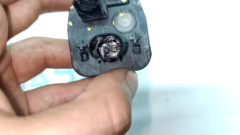 The right door sill light module of a BMW 3 G20 19-26 has a broken mount.