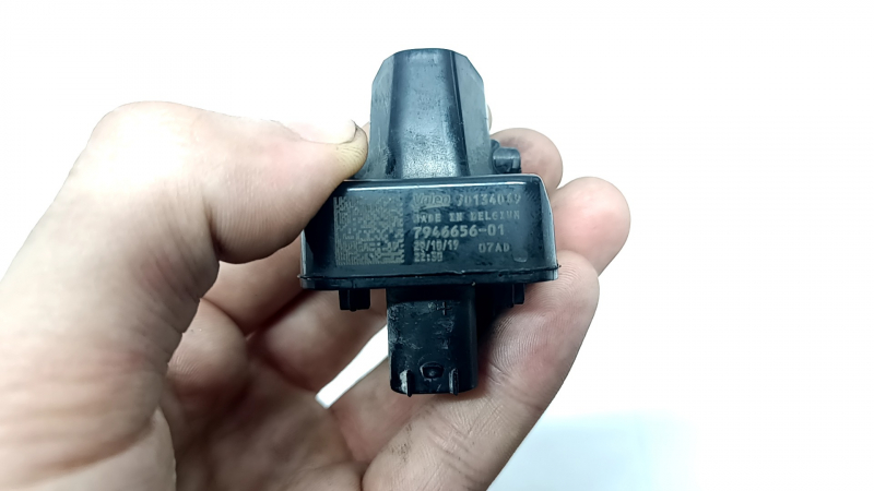 The right door sill light module of a BMW 3 G20 19-26 has a broken mount.